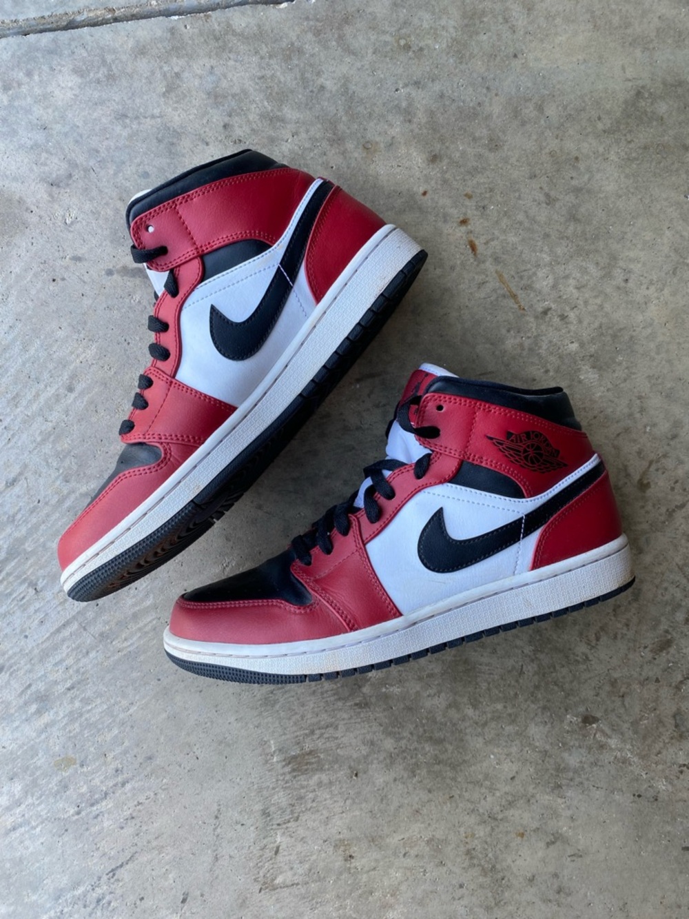 Nike Air Jordan 1 Mid - Red, Black & White 9
Chicago